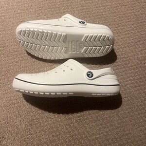 Amoji brand White Slip-On garden shoes. Unisex. Never worn. Size 8.5